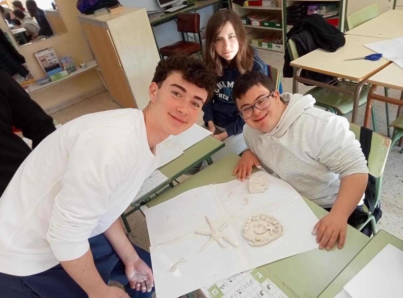 Alumnos creando piezas de arcilla juntos