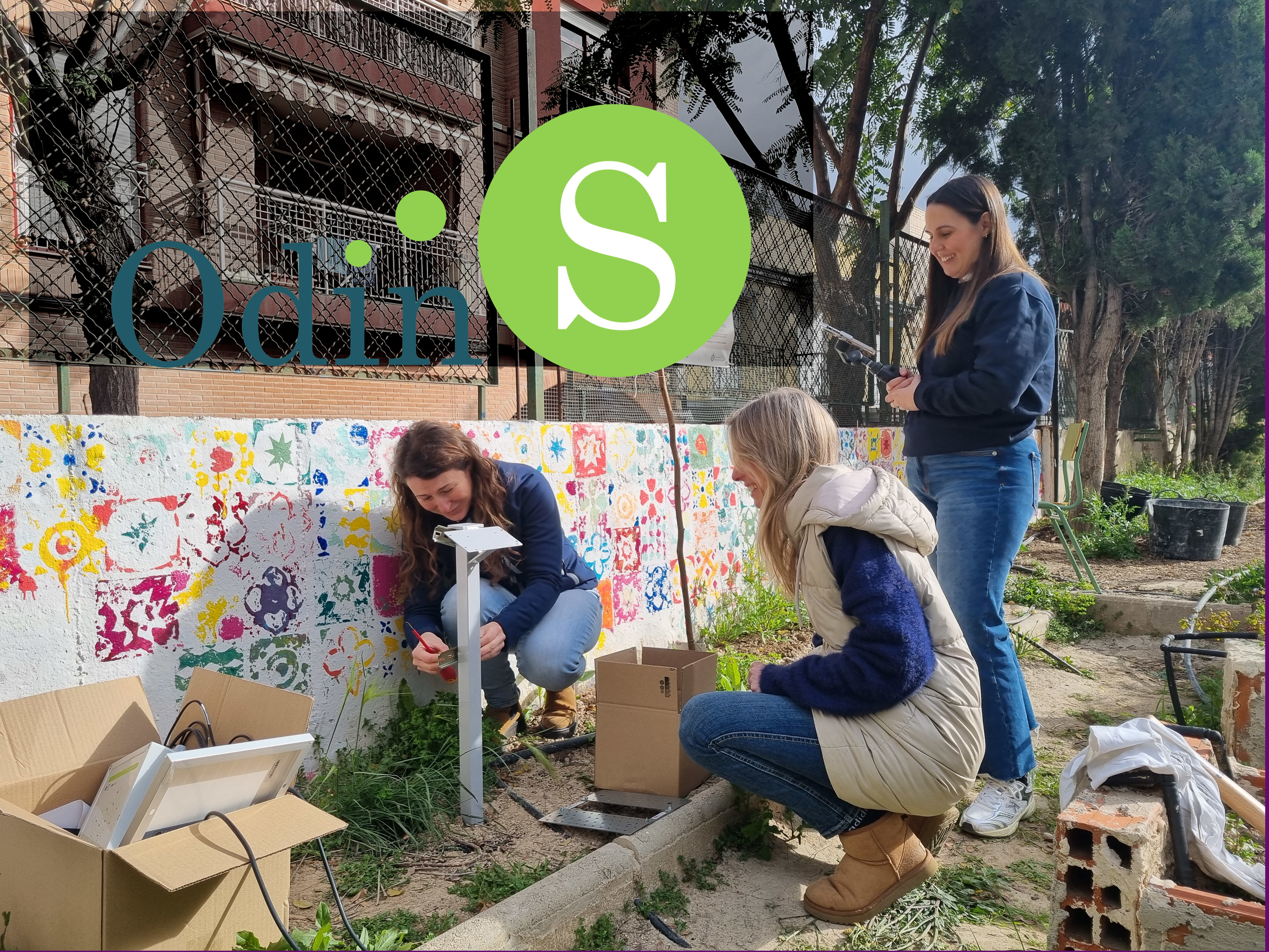 Profesoras tomando muestras en el huerto escolar